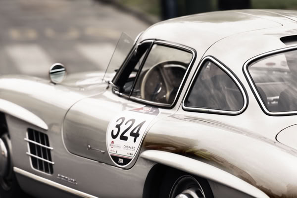 Silbernes Oldtimer-Auto mit der Nummer 324 auf der Tür, seitliche Ansicht.